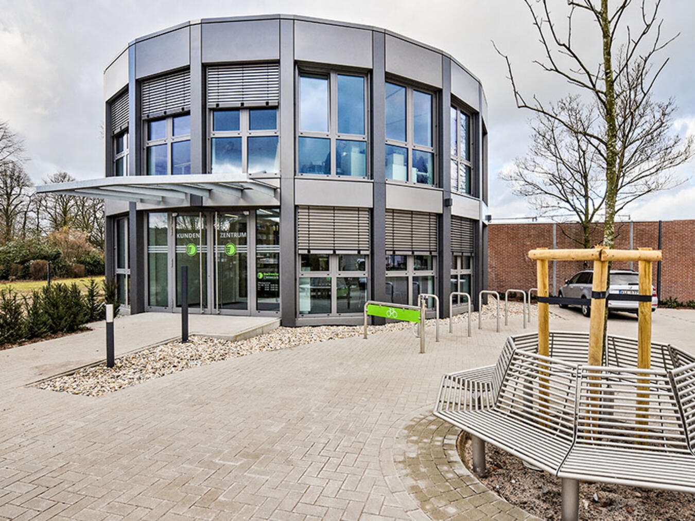 "Kundencenter Stadtwerke Emmerich, modernes Gebäude, Kundenservice"