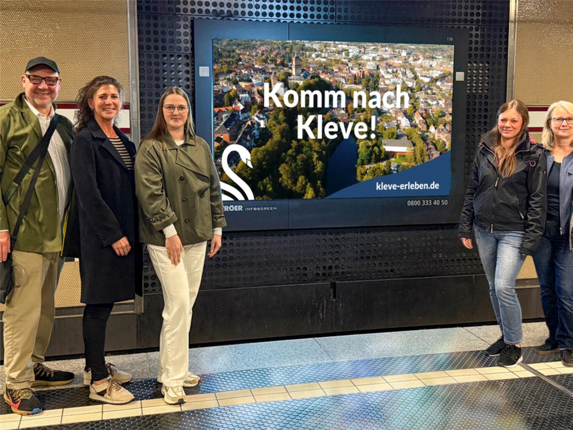 "Kurzurlaub-Video auf Infoscreens Düsseldorf mit Peter Hüben, Verena Rohde, Antonia Pieper, Karina van Kevelaer, Martina Gellert"
