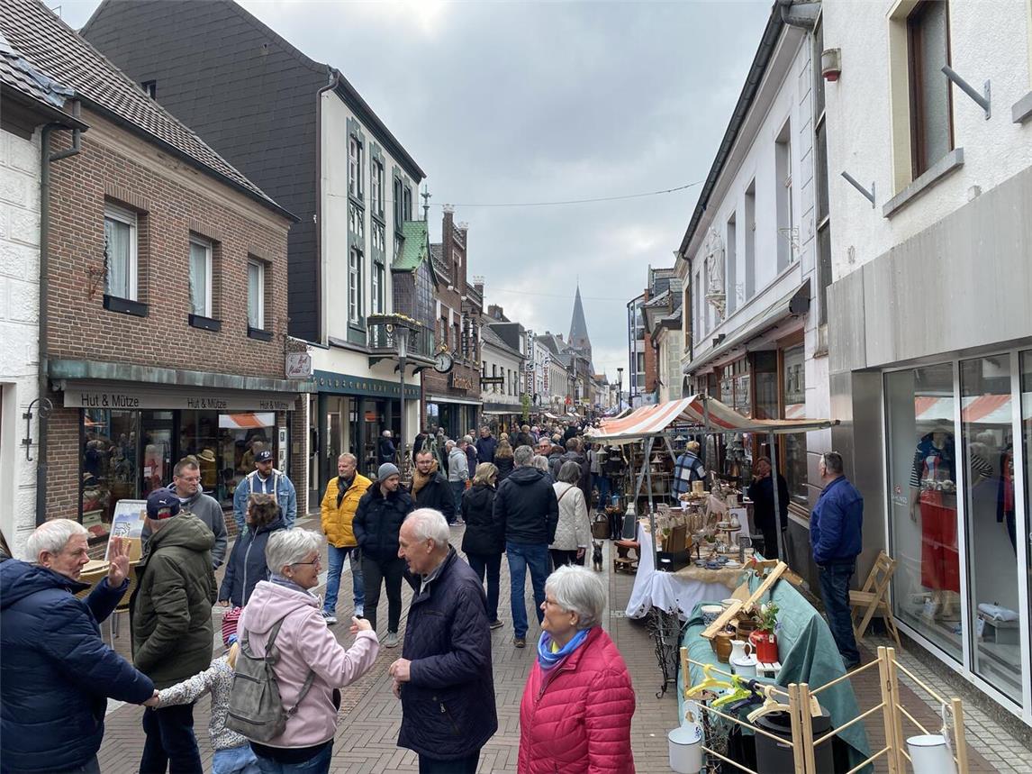 Das Ladenöffnungsgesetz von NRW soll im Punkt „Verkauf von Waren an Sonntagen“ an das in Hessen angeglichen werden, so die Forderung der Stadtverwaltung Kevelaer. Foto: © Wallfahrtsstadt Kevelaer