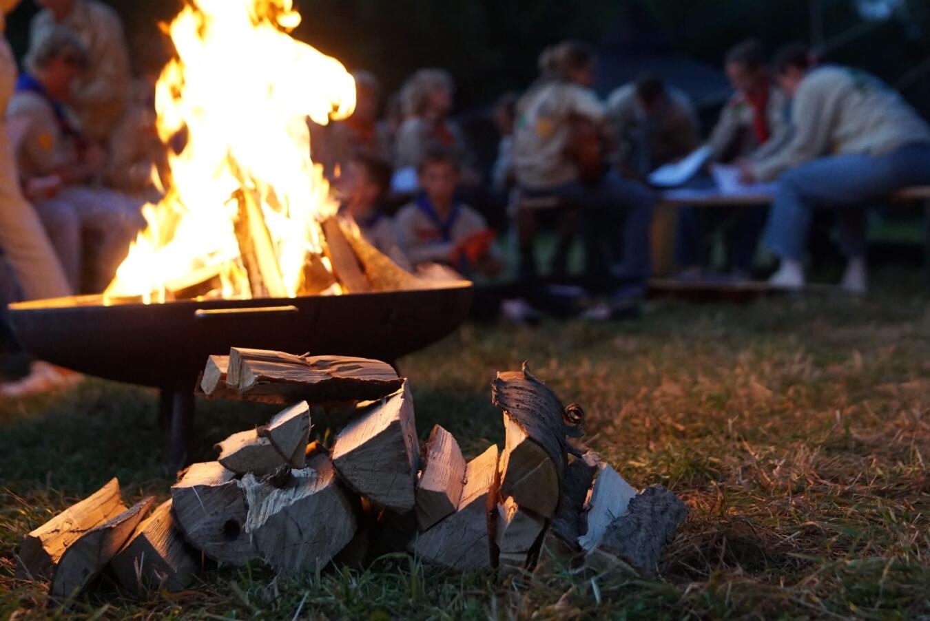 "Lagerfeuer bei Pfadfindern: gemeinsames Singen und Geselligkeit im Freien"