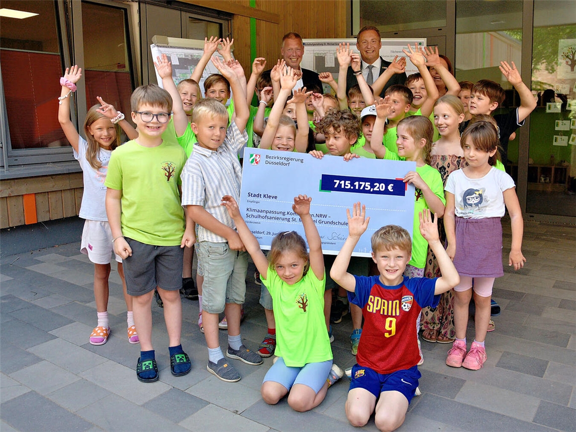Übergabe Förderbescheid für klimaresilienten Schulhof der St. Michael Grundschule Reichswalde durch Thomas Schürmann in NRW.