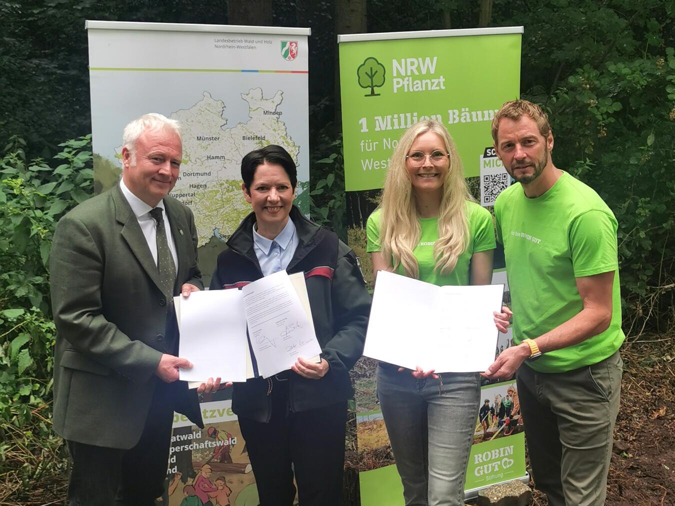 Das Land Nordrhein-Westfalen und die Robin Gut Stiftung arbeiten zusammen für ein Ziel: Eine Million neue Bäume für Nordrhein-Westfalen. Thomas Kämmerling, Leiter Wald und Holz NRW, Silke Gorißen, Ministerin für Landwirtschaft und Verbraucherschutz des Landes Nordrhein-Westfalen, Nadine Büscher, Gründerin Robin Gut Stiftung; Dieter Könnes, Gründer Robin Gut Stiftung (v.l.) beim landesweiten Auftakt in Alpen.Foto: MLV NRW