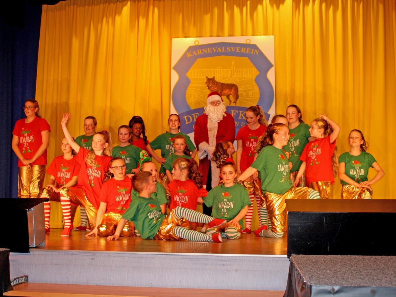 Das Leben der Weihnachtselfen präsentierten „De Töpperkes“ auf der Bühne. Foto: De Wölfkes