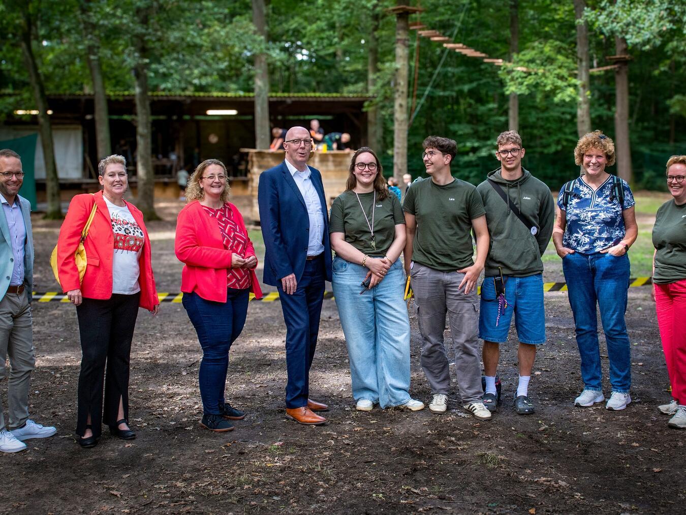 Das Leitungs-Team der Stadtranderholung „Huck-ale-le“ am Jugendzeltplatz Eyller See des Kreises Kleve führt die Besucher vom Jugendhilfeausschuss sowie Landrat Christoph Gerwers (4.v.l.), die zuständige Fachbereichsleiterin Andrea Schwan (2.v.l.) sowie Abteilungsleiter „Jugend und Familie“ Kreis Kleve, André Amourette (l.), über das Gelände.Foto: Kreis Kleve / Gerhard Seybert