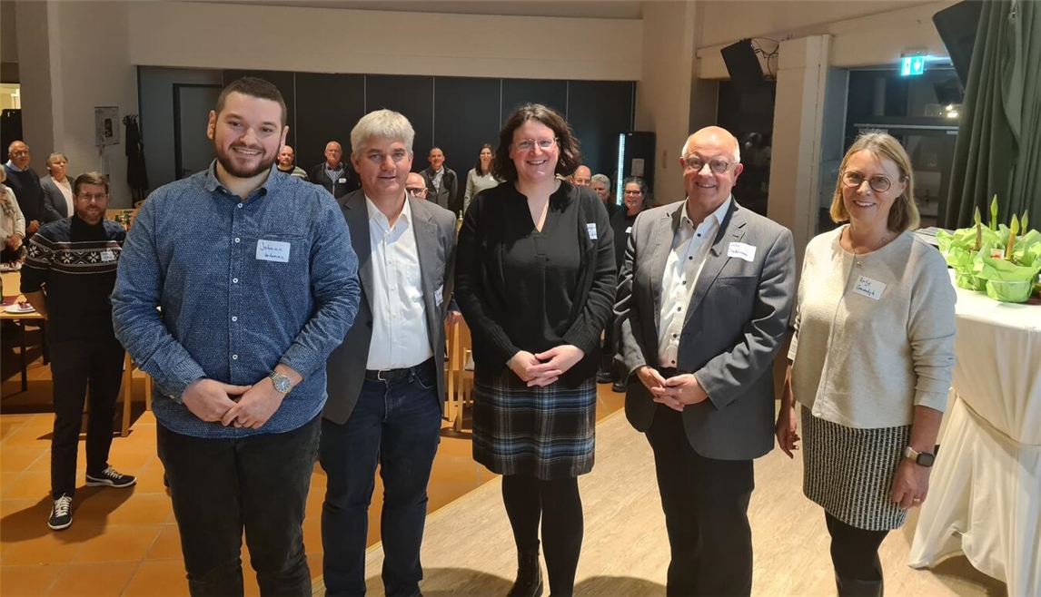 Das Leitungsteam für den pastoralen Raum Kevelaer-Weeze: Johann Verhoeven, Frank Ingendae, Jessica Sieben und Stefan Dördelmann mit Antje Gravendyk (von links). Foto: Caritasverband Geldern-Kevelaer