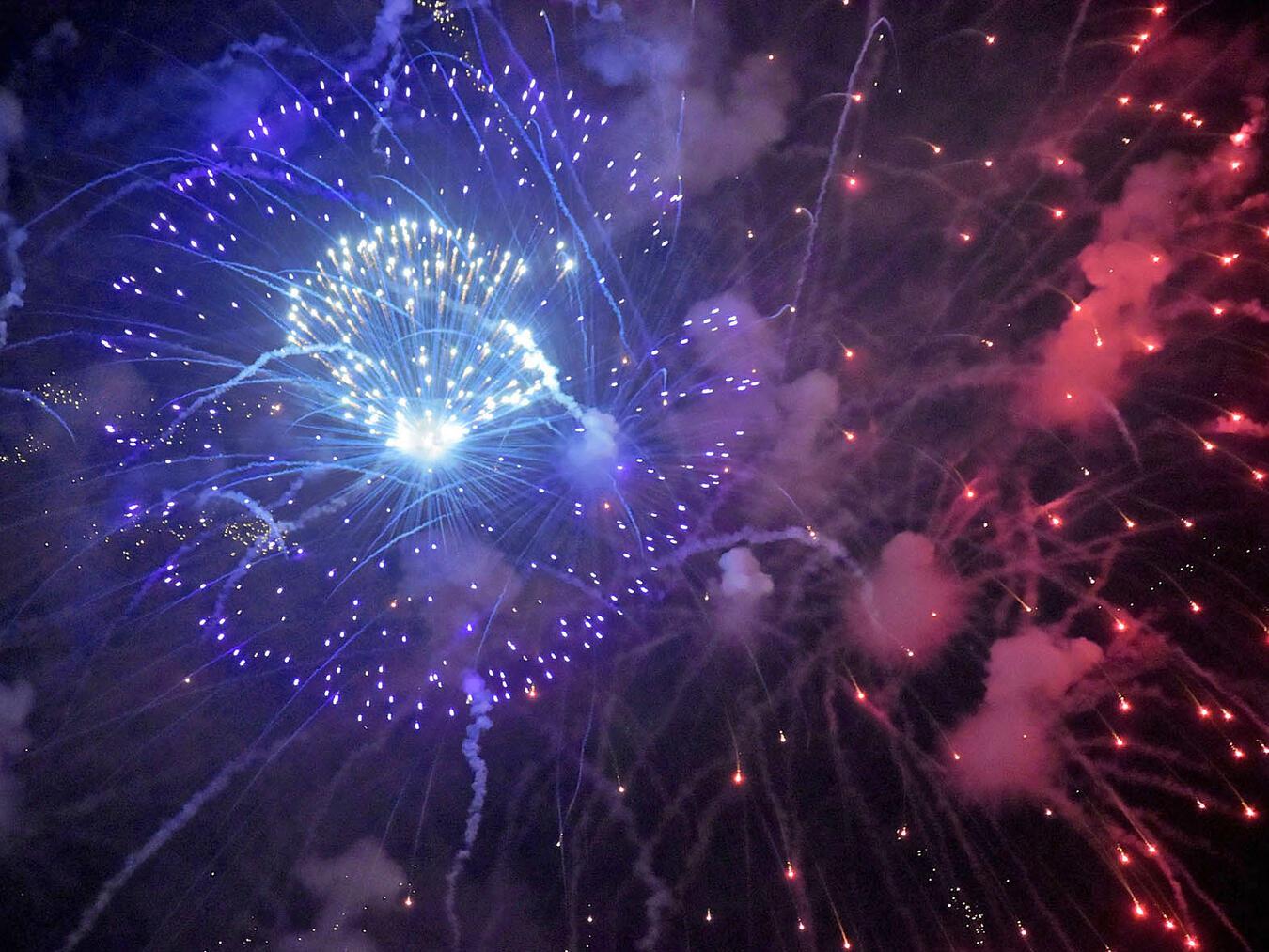 Das Lichterglanz-Feuerwerk (hier 2016) verspricht einen spektakulären Abschluss für „Emmerich im Sommer“. NN-Foto: Rüdiger Dehnen