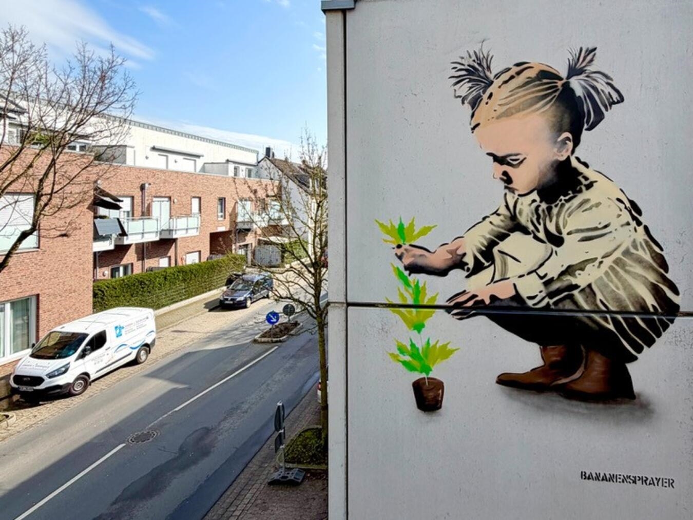 Das „Mädchen mit Pflanze“ an der Geldenerstraße 60 in Kevelaer. Fotos: Thomas Baumgärtel