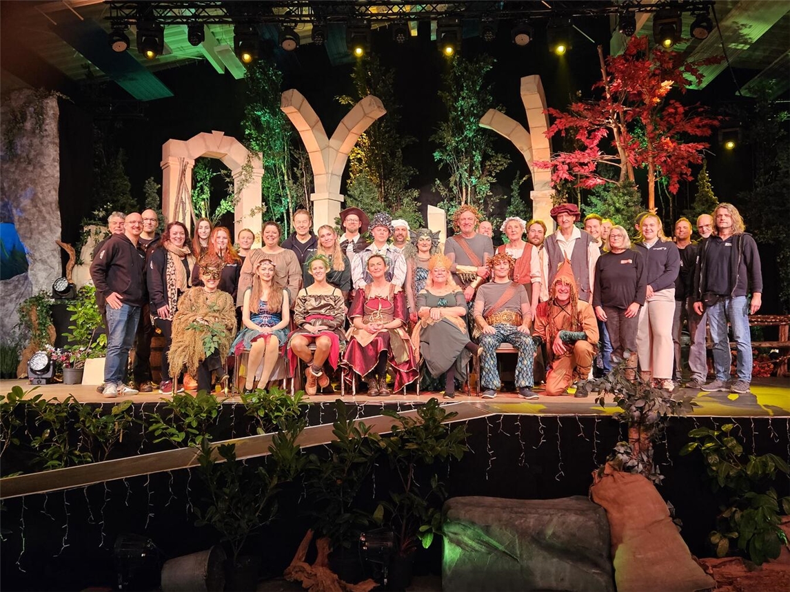 "Märchenteam des Kulturrings Straelen bei Proben für Premiere am 13. Dezember, fröhliche Gesichter, Theaterinszenierung"