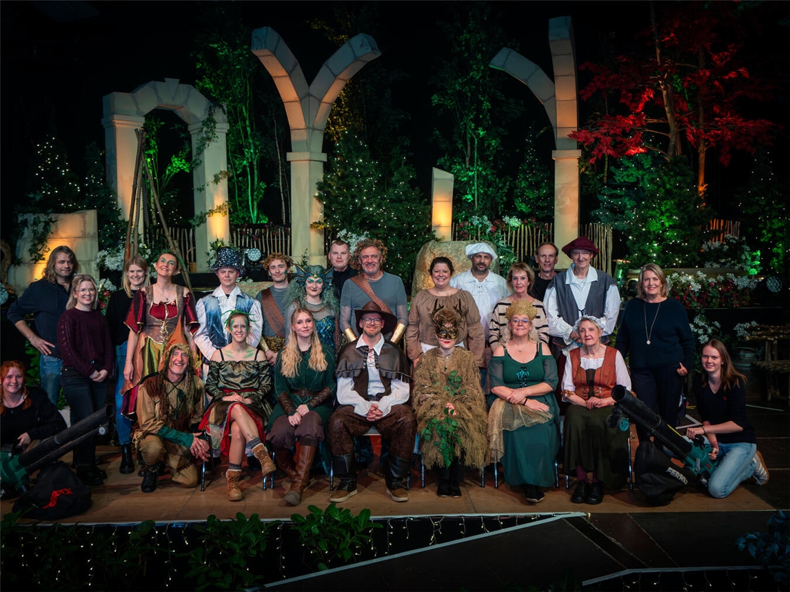 Das Märchenteam und die NN-Mitarbeiter freuen sich über die gelungene Vorstellung.NN-Foto: G. Seybert