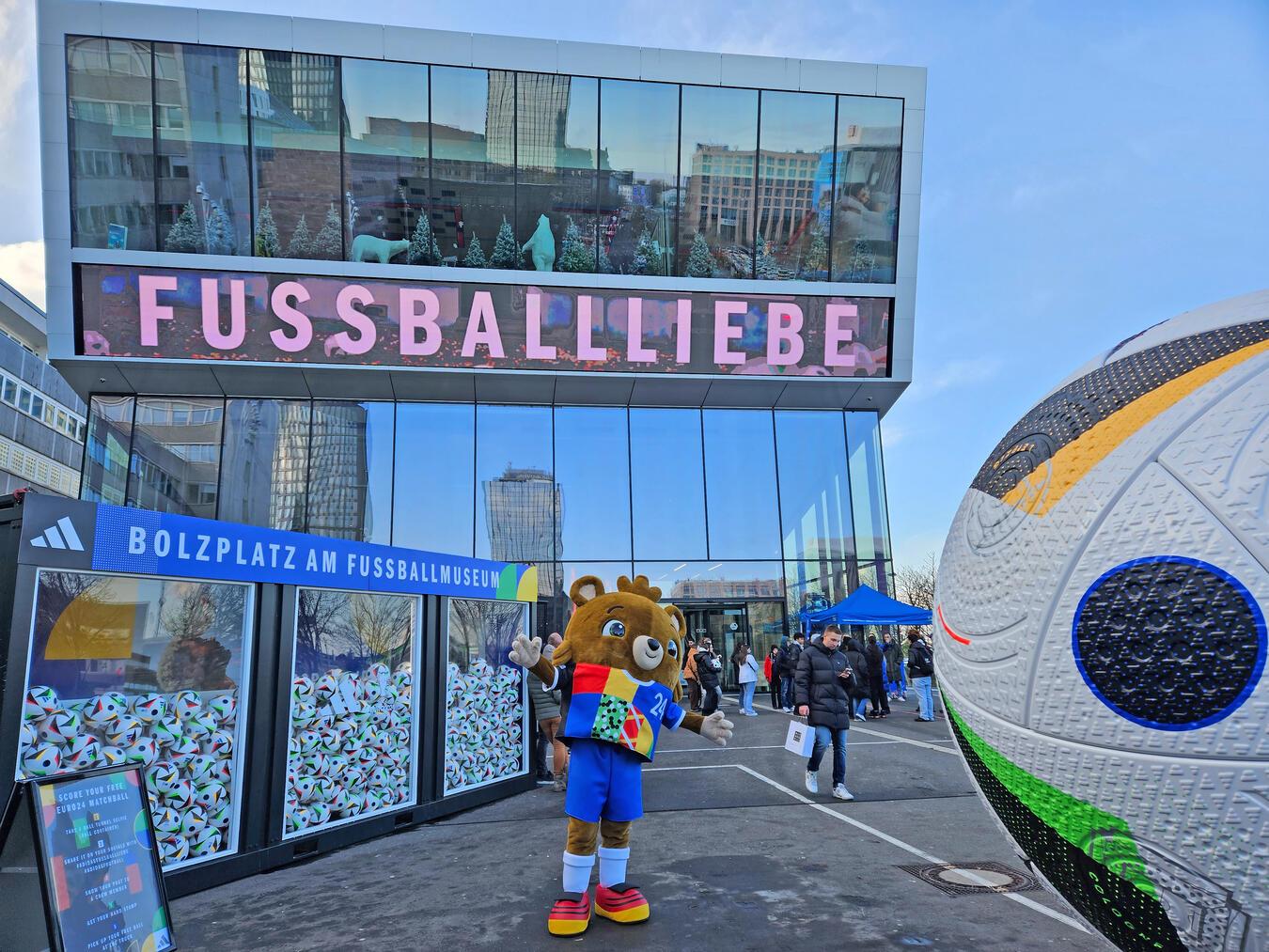 Das Maskottchen der EURO 2024 vor dem Deutschen Fußballmuseum in Dortmund. Foto: Nils Hotze/DFM