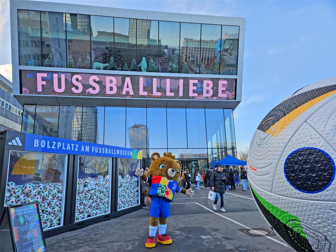 Das Maskottchen der EURO 2024 vor dem Deutschen Fußballmuseum in Dortmund. Foto: Nils Hotze/DFM