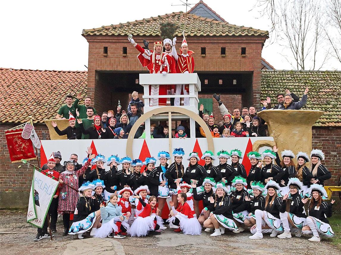 Das Menzelener Dreigestirn und seine Entourage freut sich auf die bevorstehenden Karnevalstage.NN-Foto: Theo Leie