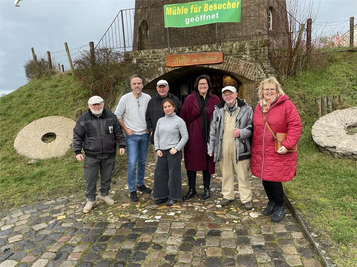 Das Mühlenteam in Elten mit Bürgermeisterin Claudia Lindlahr und WfG-Tourismuschefin Dr. Manon Loock-Braun. Foto: WfG Emmerich