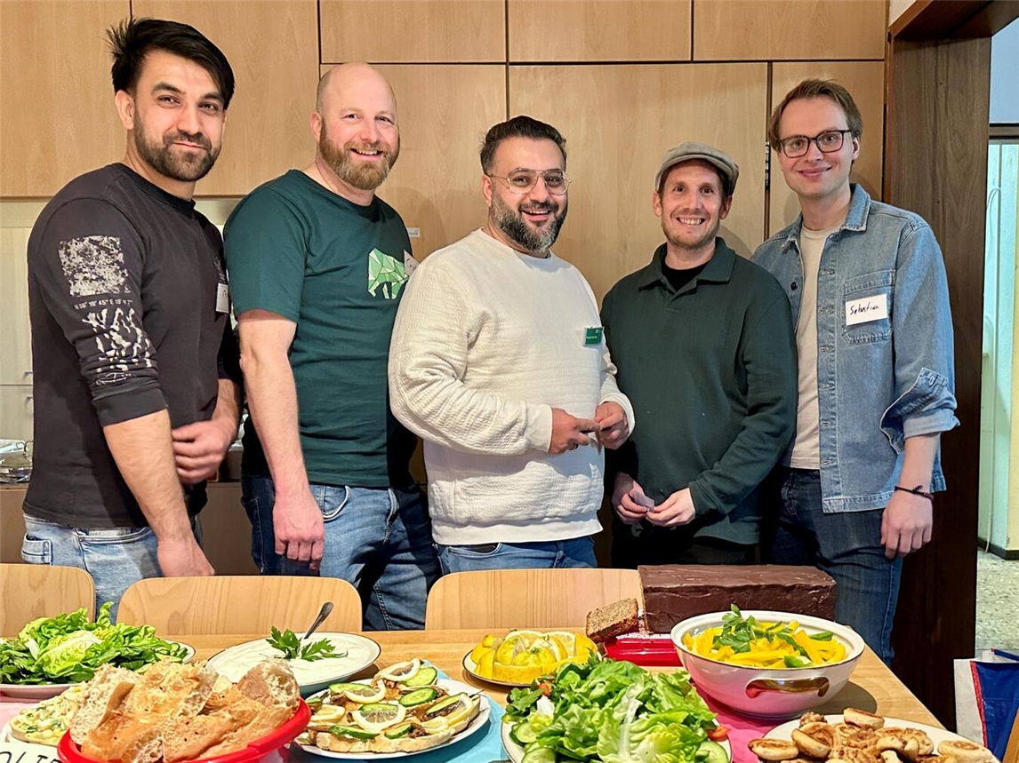 Das multiprofessionelle Team vom SOS-Kinderdorf Niederrhein kümmert sich in Kleve-Materborn um junge Menschen, die als unbegleitete minderjährige Geflüchtete nach Deutschland gekommen sind. Ehsanullah Akbari, Christian Maaßen, Osman Firat Elis, Claas Joosten und Sebastian Schneider-Iwand haben zusammen mit den Jugendlichen zum Fastenbrechen die Nachbarschaft eingeladen. Foto: SOS-Kinderdorf Niederrhein / Foto: Katrin Wißen