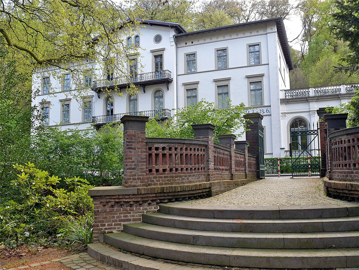 "Sommerkino im Museum Kurhaus Kleve, historische Fassade bei Sonnenuntergang"