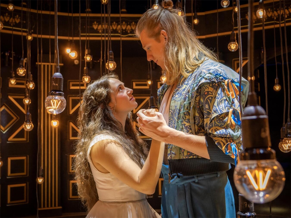 Moderne Inszenierung von Romeo und Julia Musical, Liebesgeschichte auf der Bühne, Foto von „Liebe ist alles“/Joern Hartmann.