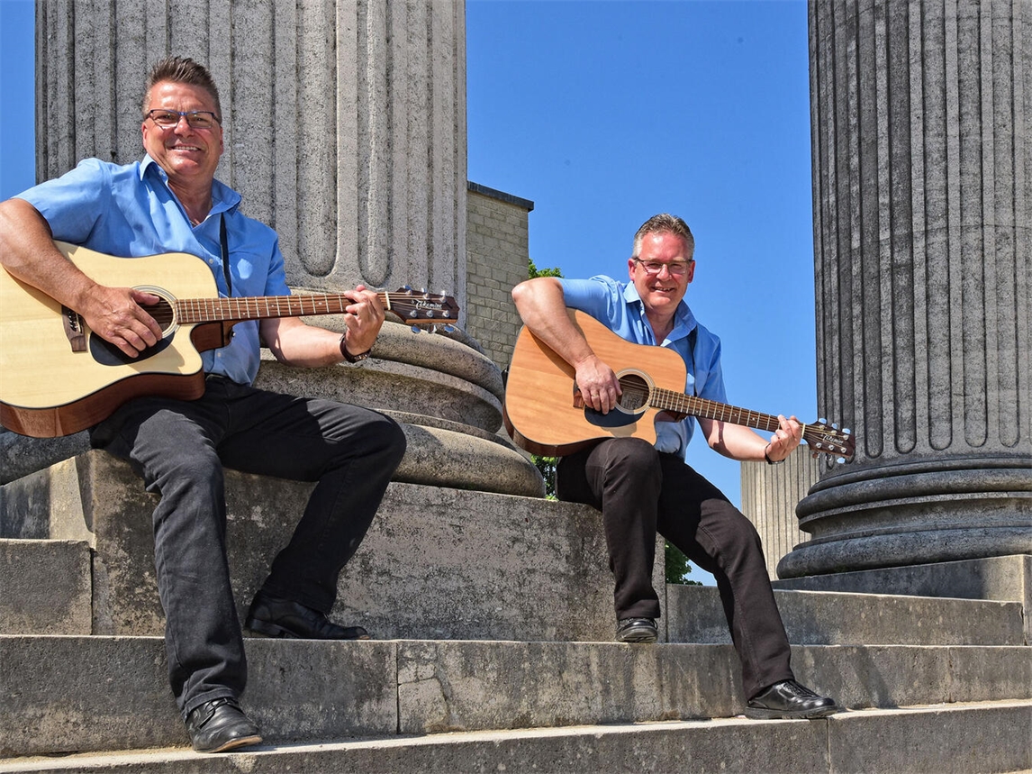 "Musiker-Duo The Moonlights auf der Bühne, Konzertauftritt, Musik-Performance"