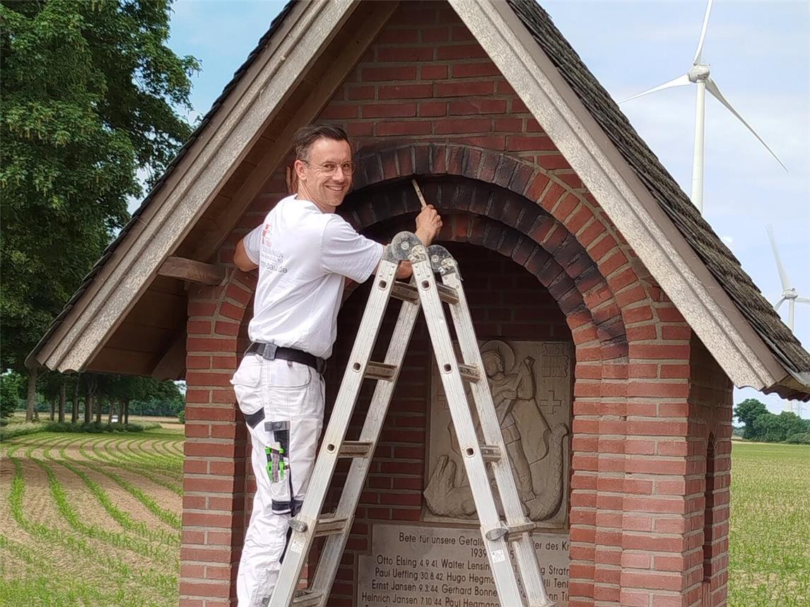 Das nach Vandalismusschaden beschmierte Heiligenhäuschen in Haldern wurde Dank Unterstützung des lokalen Bauunternehmers Andre Venes mit Erfolg gereinigt. Foto: Heimatverein Haldern