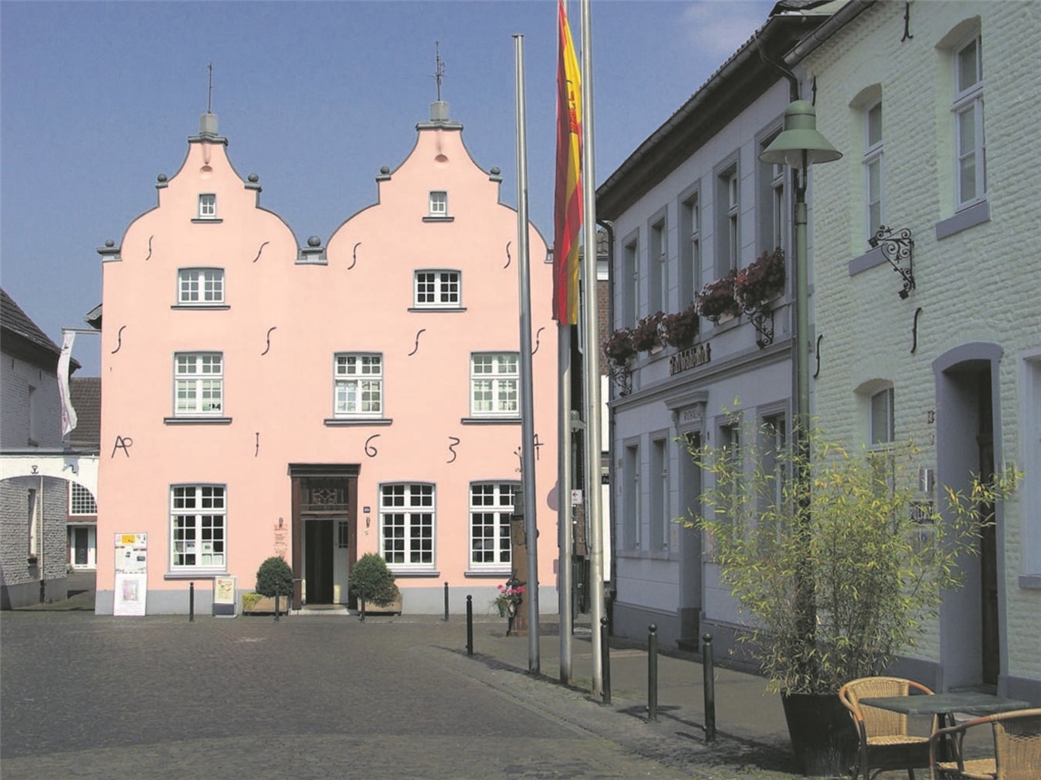 "Naturparkzentrum Wachtendonk auf Feldstraße 35, modernes Gebäude, umgeben von grüner Landschaft"