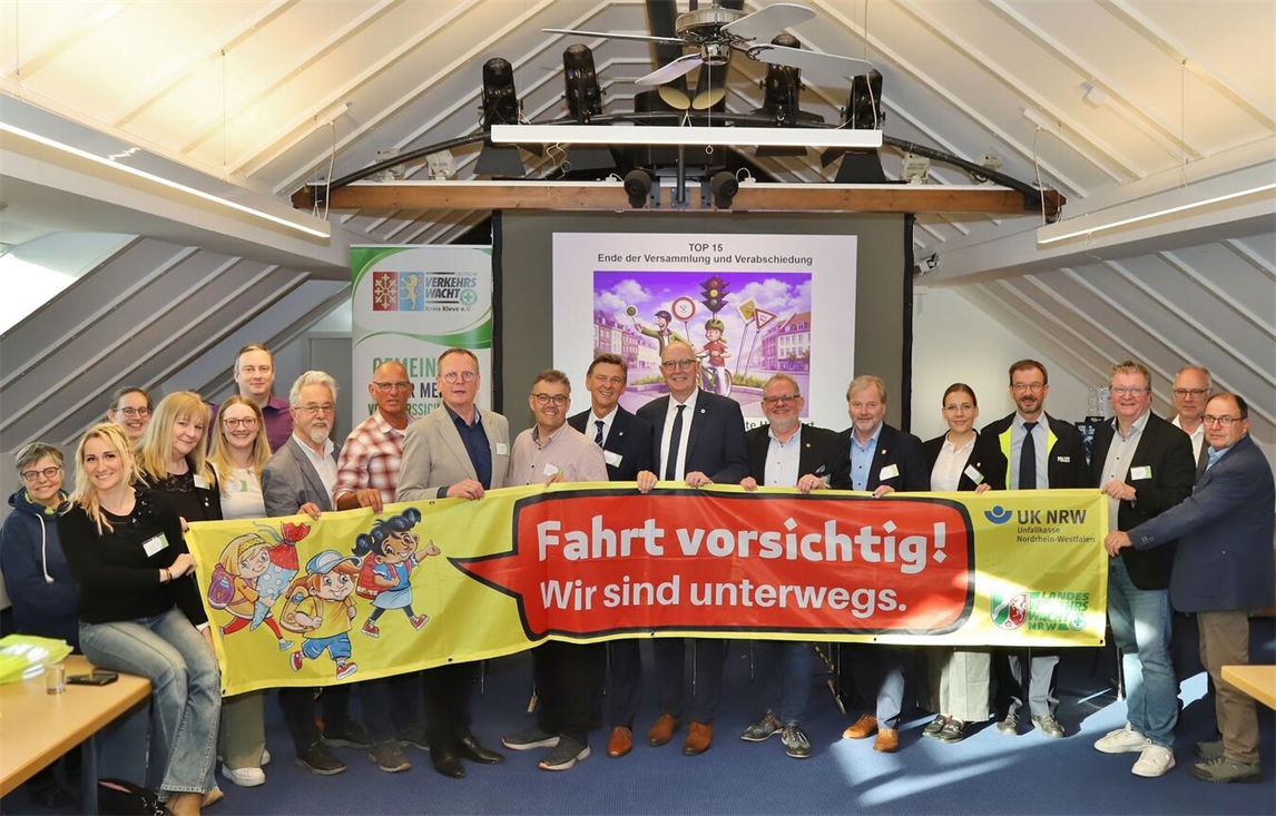 "Banner für Verkehrssicherheit mit Politikern, Polizei und Verkehrswacht, Foto von Mona Neutzer"