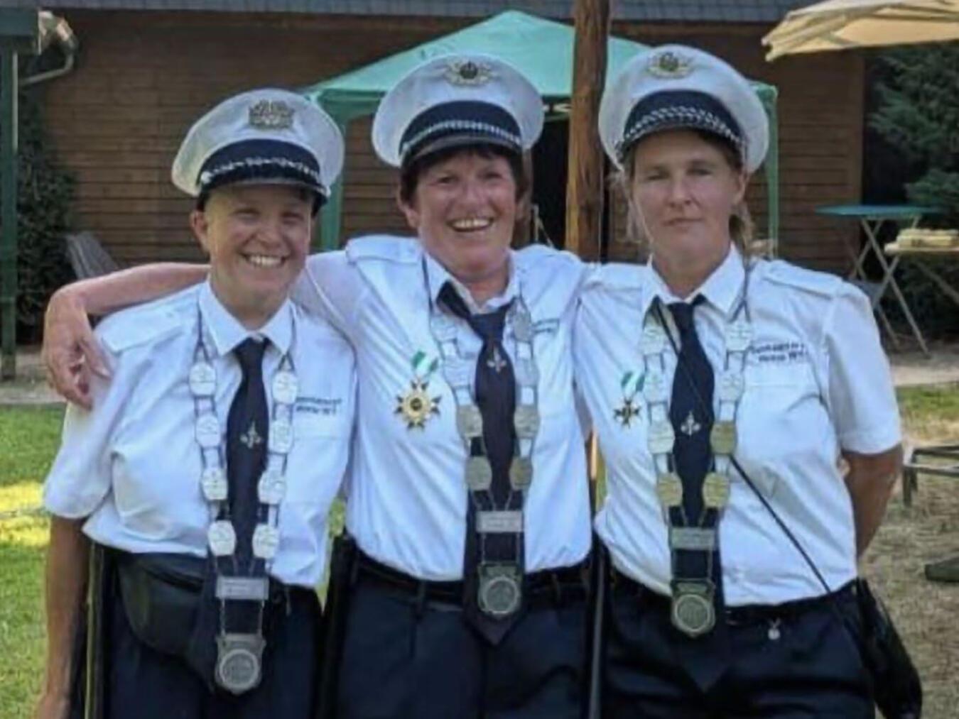 Das neue Dreigestirn des Tambourcorps Weeze: (v.l.) Ministerin Elke Göddner, Königin Claudia Neumann und Ministerin Kathryn Lux. Foto: Tambourcorps Weeze