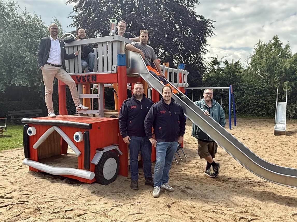 Das neue Feuerwehrauto – ein Gemeinschaftsprojekt zwischen der Einheit Veen der Freiwilligen Feuerwehr Alpen, der Gemeinde Alpen und örtlichen Unternehmen – lädt auf dem Veener Spielplatz bereits zum Spielen ein. NN-Foto: SP