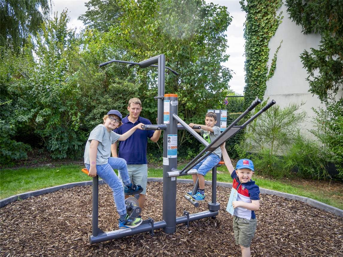 Das neue Fitnessgerät wurde direkt ausprobiert. NN-Foto: Gerhard Seybert