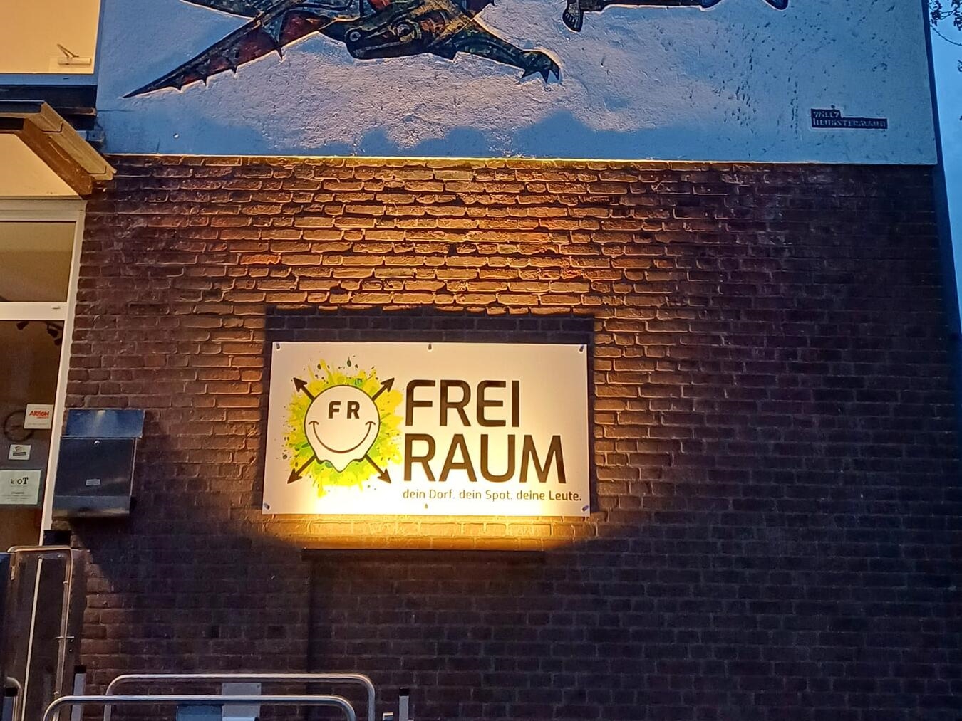 "Freiraum-Außenfassade des ehemaligen Jugendheims in Haldern, modern gestaltet und renoviert, Foto: privat"