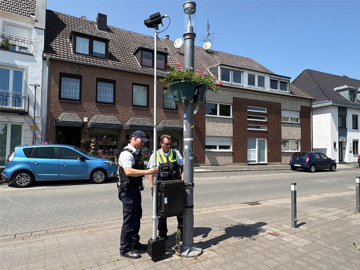 Das neue Gerät zur Verkehrsbeobachtung wurde testweise an der Bahnhofstraße aufgebaut. Foto: Torsten Matenaers