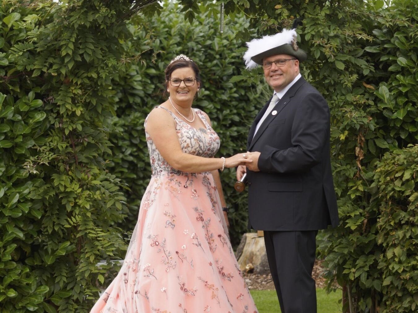 "Das neue Königspaar Andreas und Melanie Mohn bei der Krönungszeremonie"
