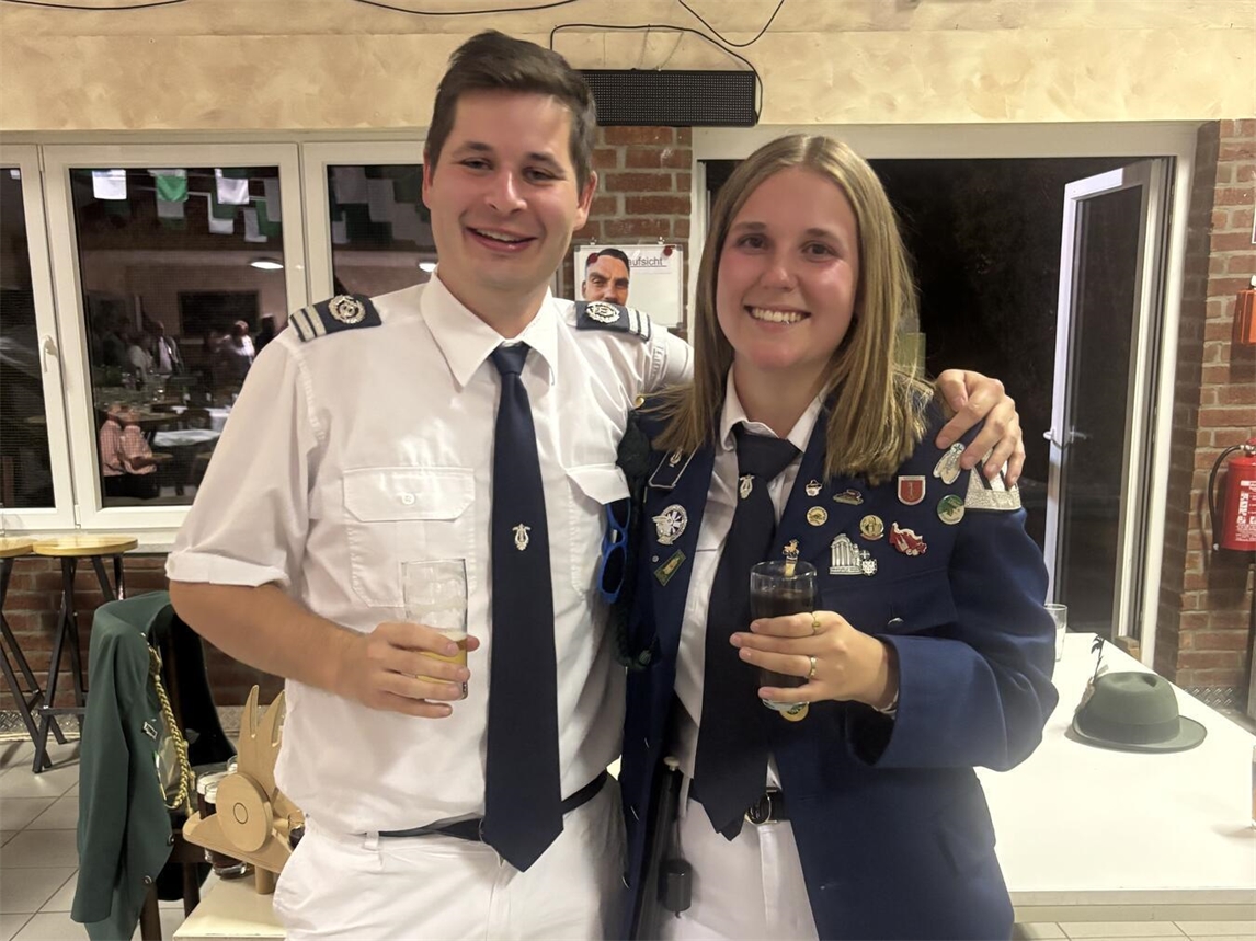 "Königspaar Maja Stutz und Noah Gericke des Bürgerschützenvereins Birten, lächelnd in traditioneller Schützenkleidung"