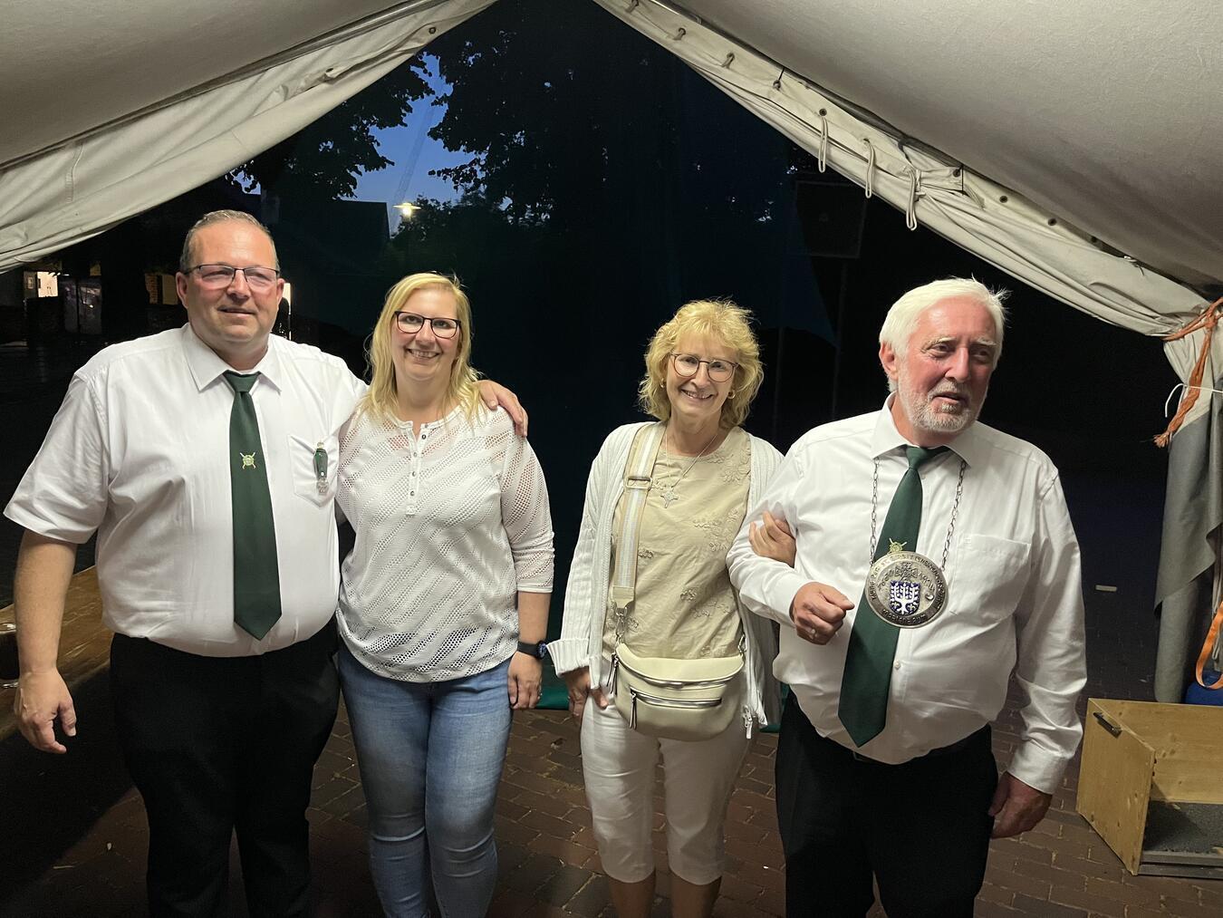 Das neue Königspaar Frank Landers (l.) und Nicole van Bruck zusammen mit dem Vorgänger-Königspaar Dieter (r.) und Marion Kluth. Foto: St. Birgitten-Bruderschaft Marienbaum