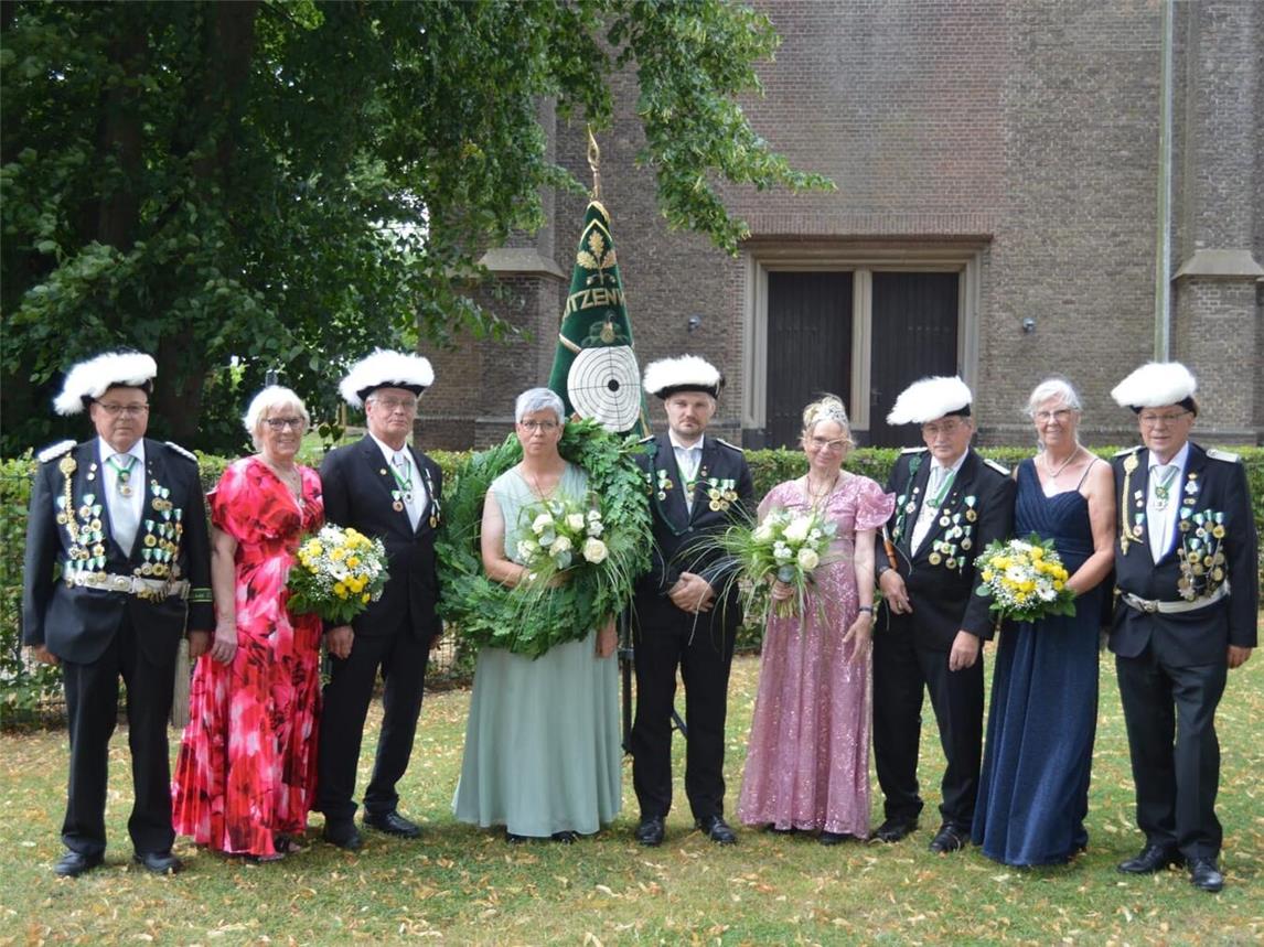 Das neue Königspaar Heidi I. und Rene I. nebst Throngefolge und Major. Foto: SV 1953 Materborn