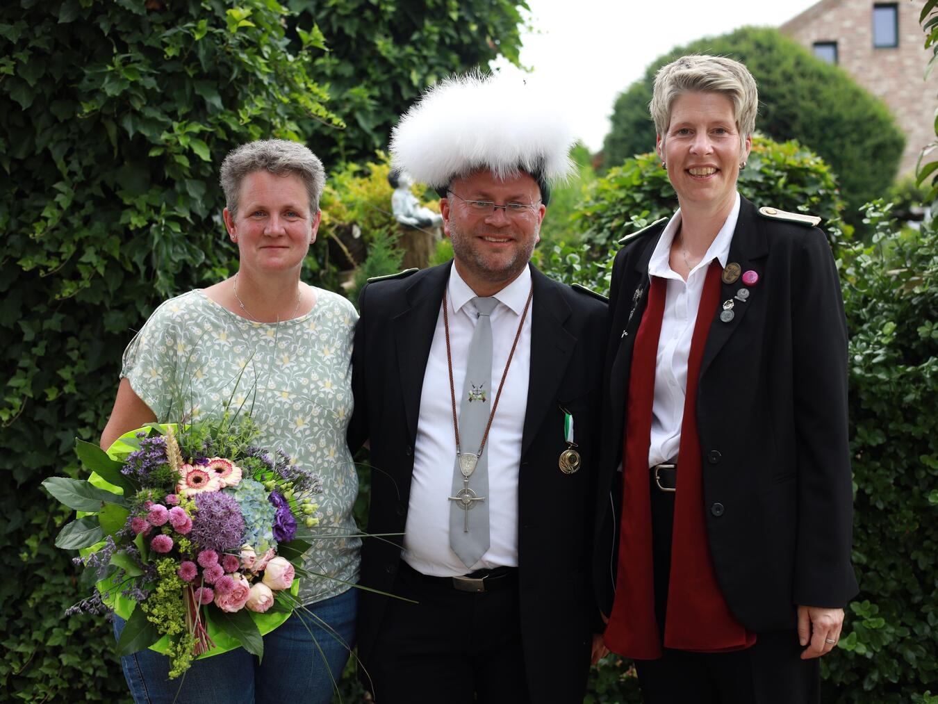 "Königspaar Heinz-Peter und Daniela Litjes mit Brudermeisterin Isabel Luyven bei Fest"