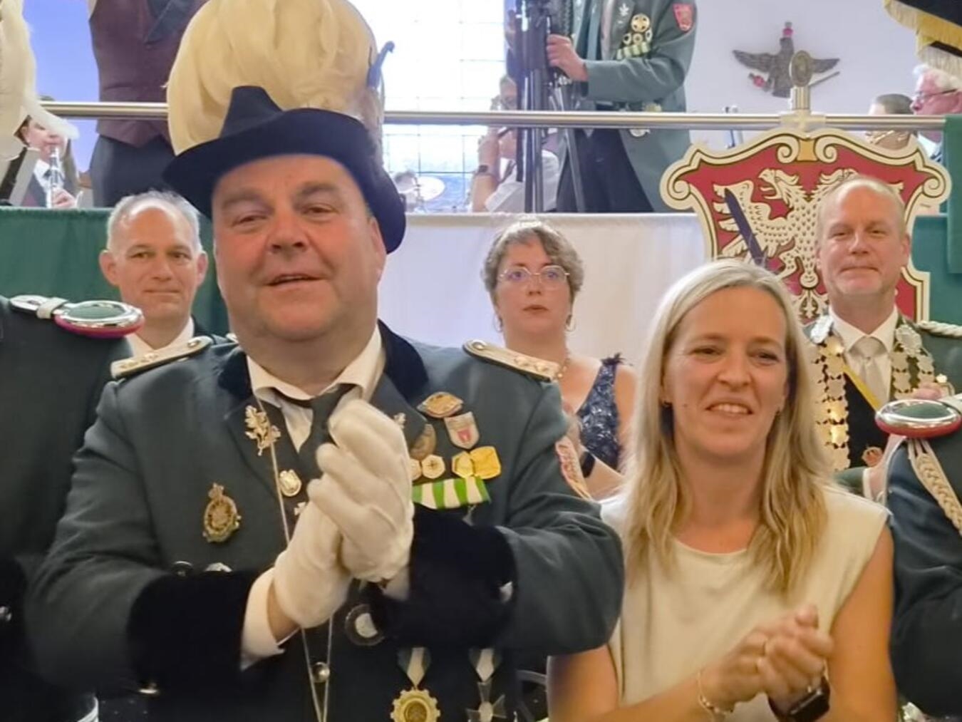 "Königspaar Sven und Sandy Jansen in Elten, festliche Kleidung, königliche Zeremonie"
