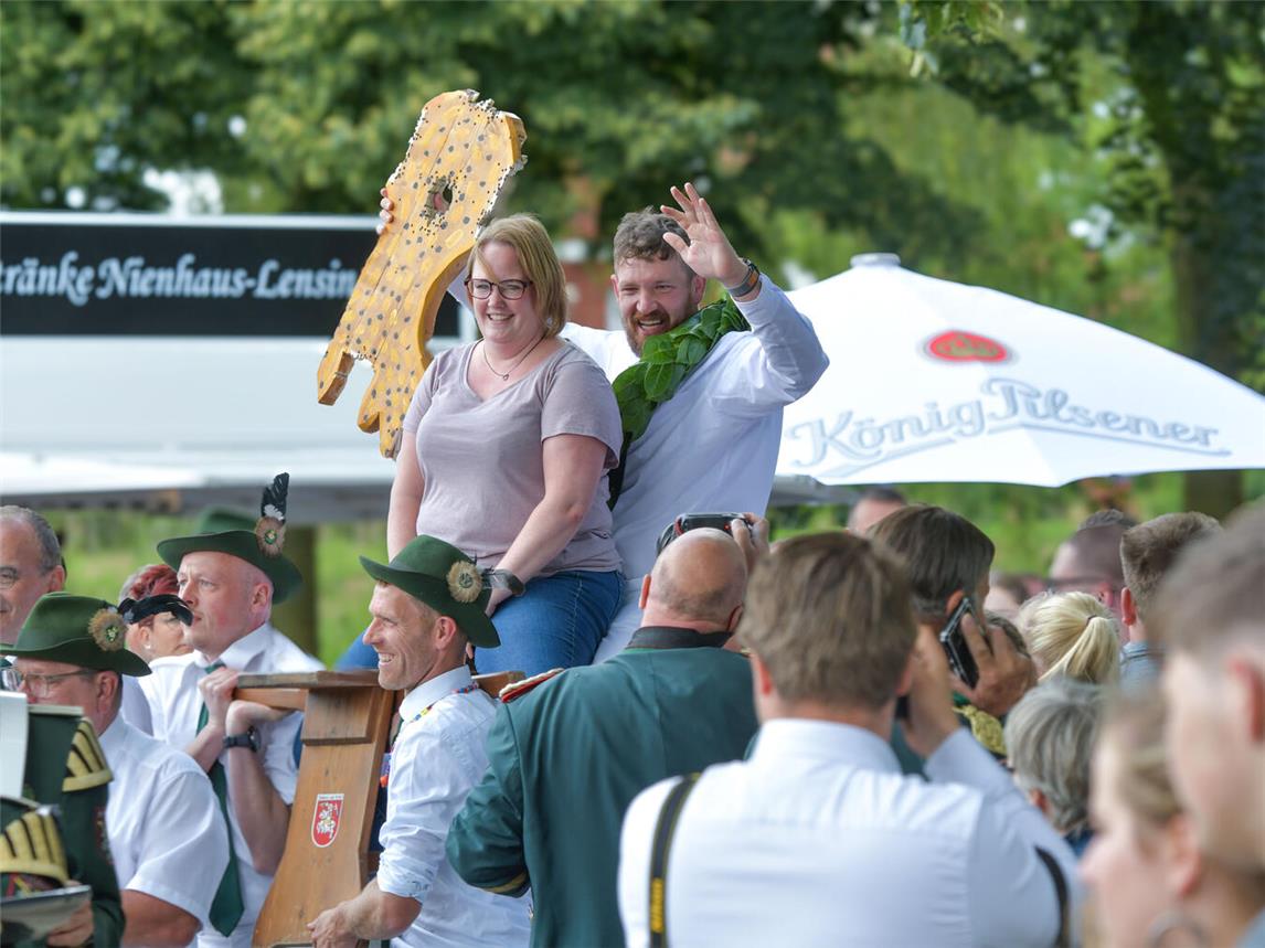 Das neue Königspaar: Jan Schneider mit seiner Lebensgefährtin Sabrina Mispelkamp. NN-Foto: Gerhard Seybert