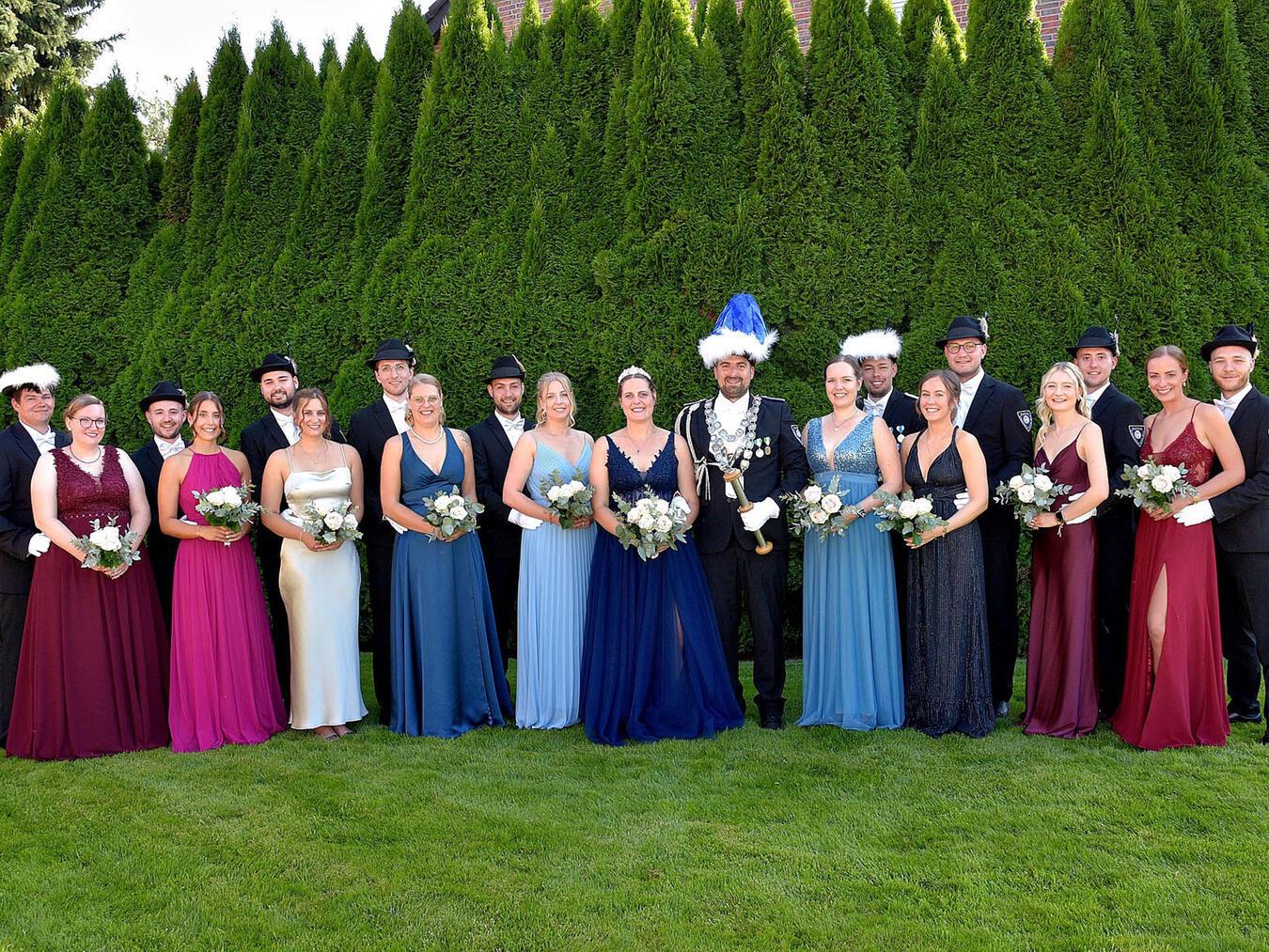 Das neue Königspaar Johannes und Anna Pitz mit ihrem Throngefolge. NN-Foto: Rüdiger Dehnen