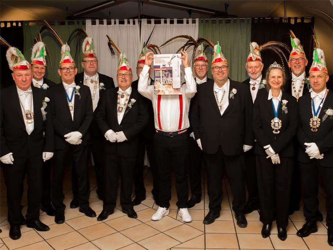 Das neue närrische Oberhaupt im Kreise des Prinzenrates Foto: Bernd Kolterjahn