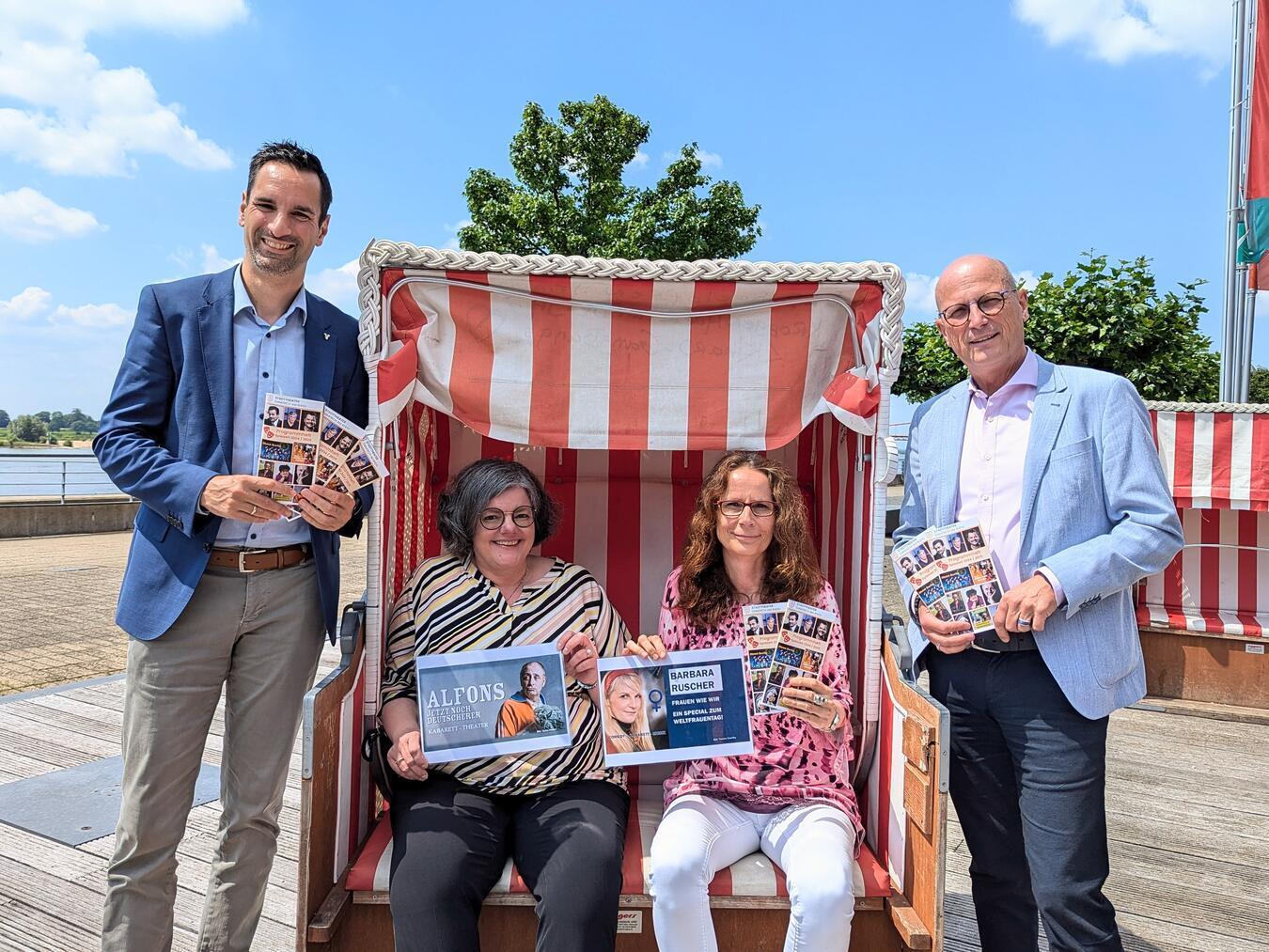 Das neue Programm des Stadttheaters Emmerich ist da und es könnte nicht vielseitiger sein. Vorgestellt haben es (v.l.) Peter Schau (Volksbank), Andrea Joosten, Sabine Sdrenka und Bürgermeister Peter Hinze. Foto: J.Kurschatke