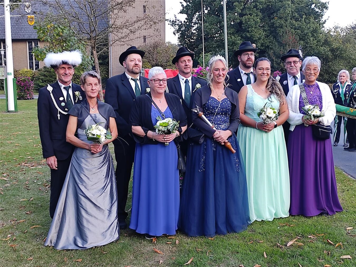 Das neue Schützenthron in Nierswalde. Fotos: privat