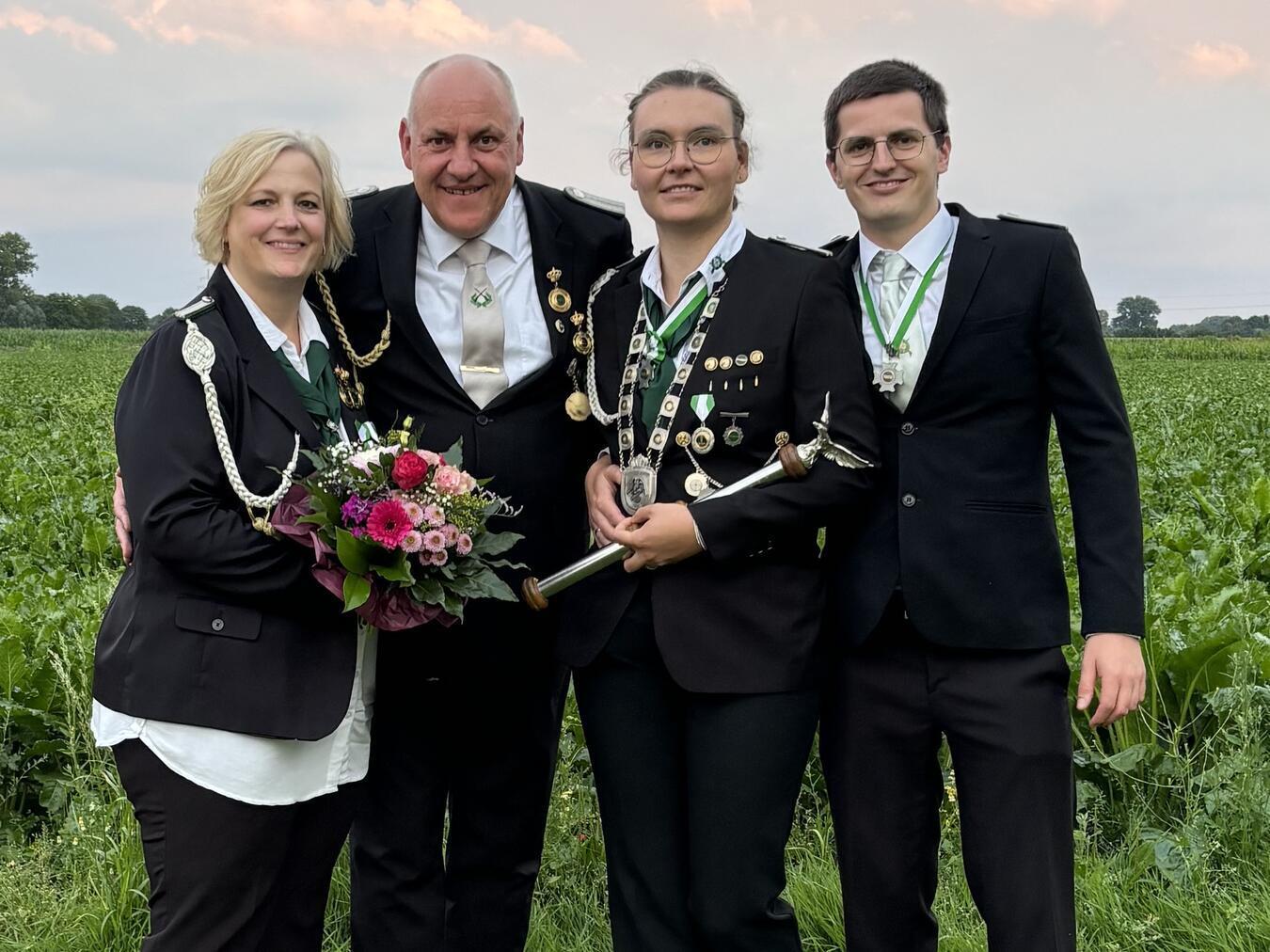 Klaus Heilen ist neuer Schützenkönig in Düffelward Das neue und das alte Königspaar: Sonja und Klaus Heilen mit den (noch) amtierenden Regenten Bianca und Matthias Stratmann (v. l.). Foto: privat