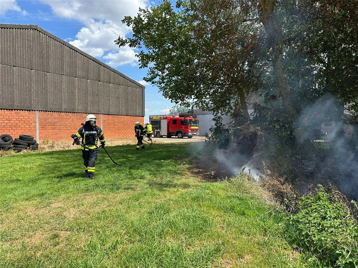"Unangemeldetes Nutzfeuer breitet sich in Vegetation aus, Feuerwehr Bedburg-Hau im Einsatz"