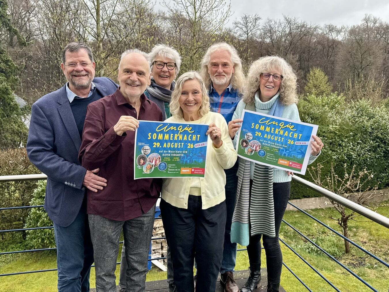 "Organisationsteam der Cinque-Sommernacht freut sich auf Open-Air-Event, Gruppenfoto im Freien"