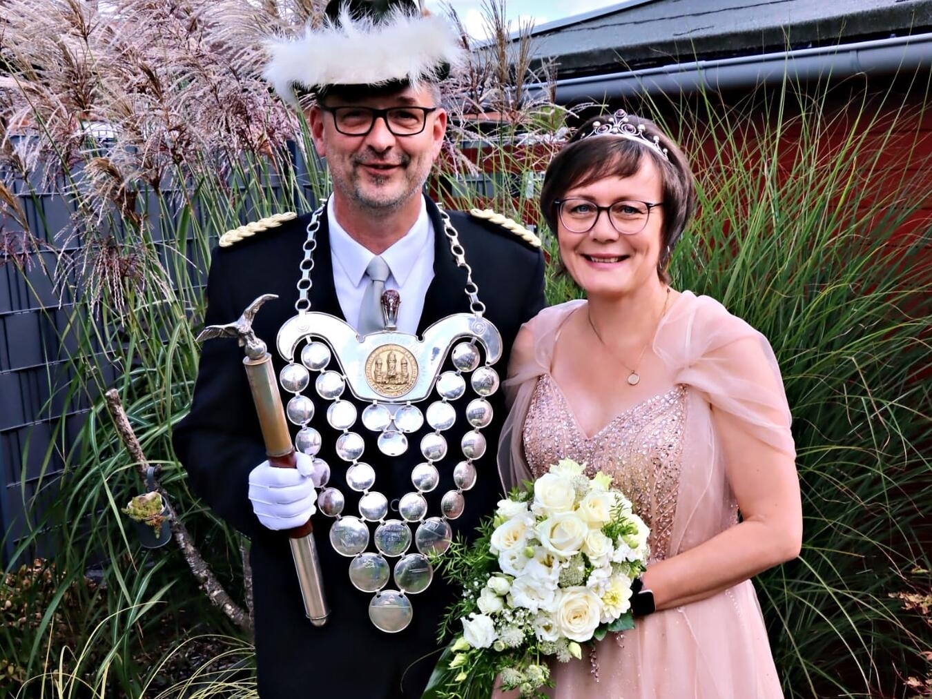 "Königspaar 2025/2026 Marco Janßen und Irina König, festliche Kleidung, Portraitfoto"