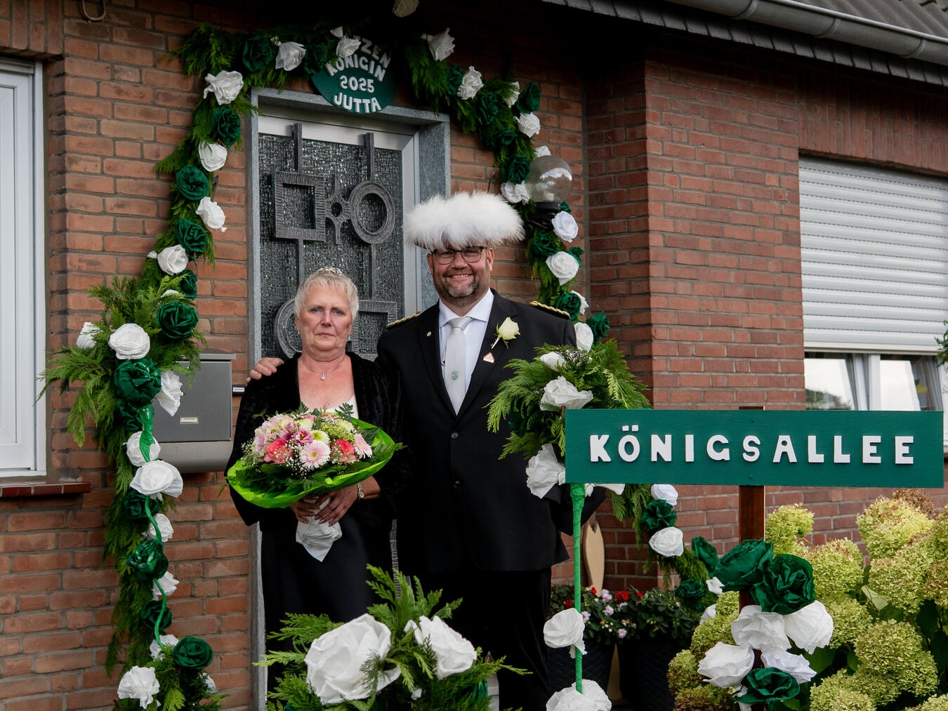 Viele Oldtimer und Trophäen "Königspaar Jutta II. Bürgers und Marco II. Janßen beim öffentlichen Auftritt, festliche Kleidung, Foto: privat"