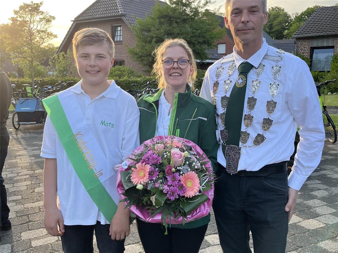 Das noch amtierende Königspaar Pascal I. und Ann-Kathrin I. Keusen, mit Kinderkönig Mats. Foto: privat
