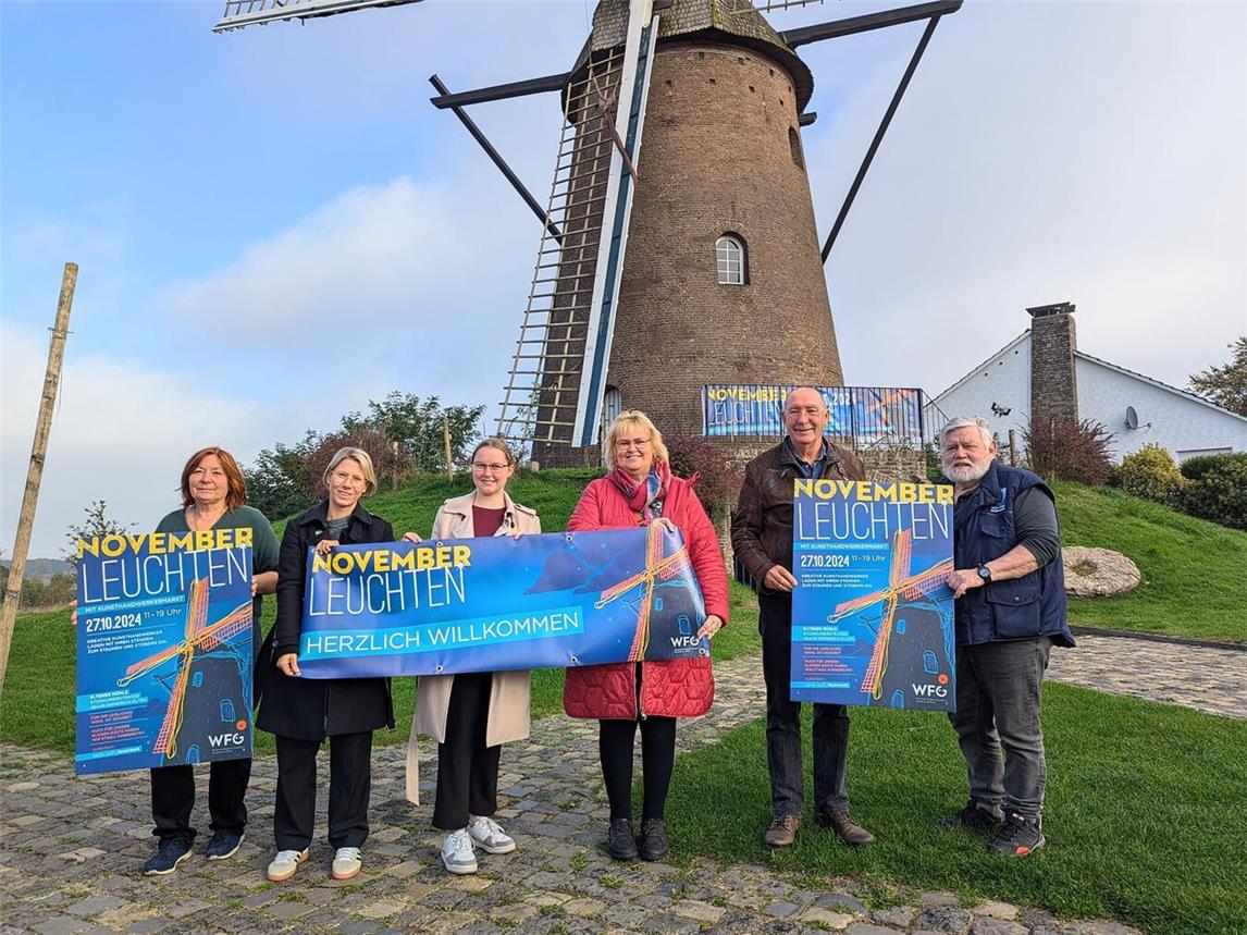 Das Novemberleuchten ist für sie etwas Besonderes: (v. l) Carola Limbach (Inhaberin Mühlencafé), Sara Kreipe, Sarah Stricker und Manon Loock-Braun (alle WfG), Peter van der Ham und Frank Weeren (Müller). NN-Foto: J.Kurschatke