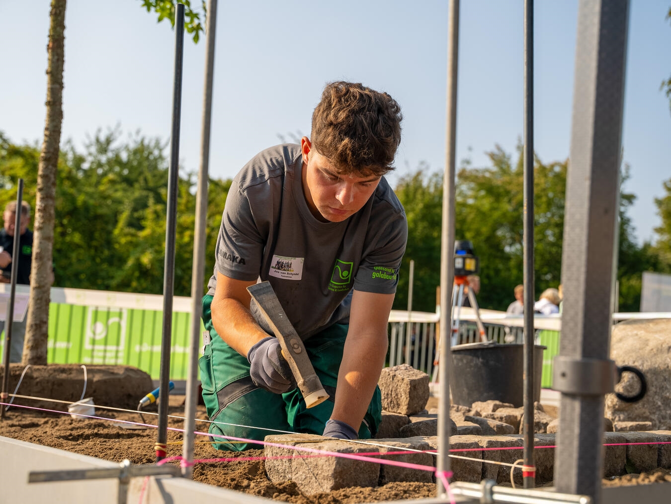 Junge Landschaftsgärtner aus Sonsbeck und Xanten holen Bronze in Berlin Das NRW-Team bei der Arbeit. Foto: Reidel