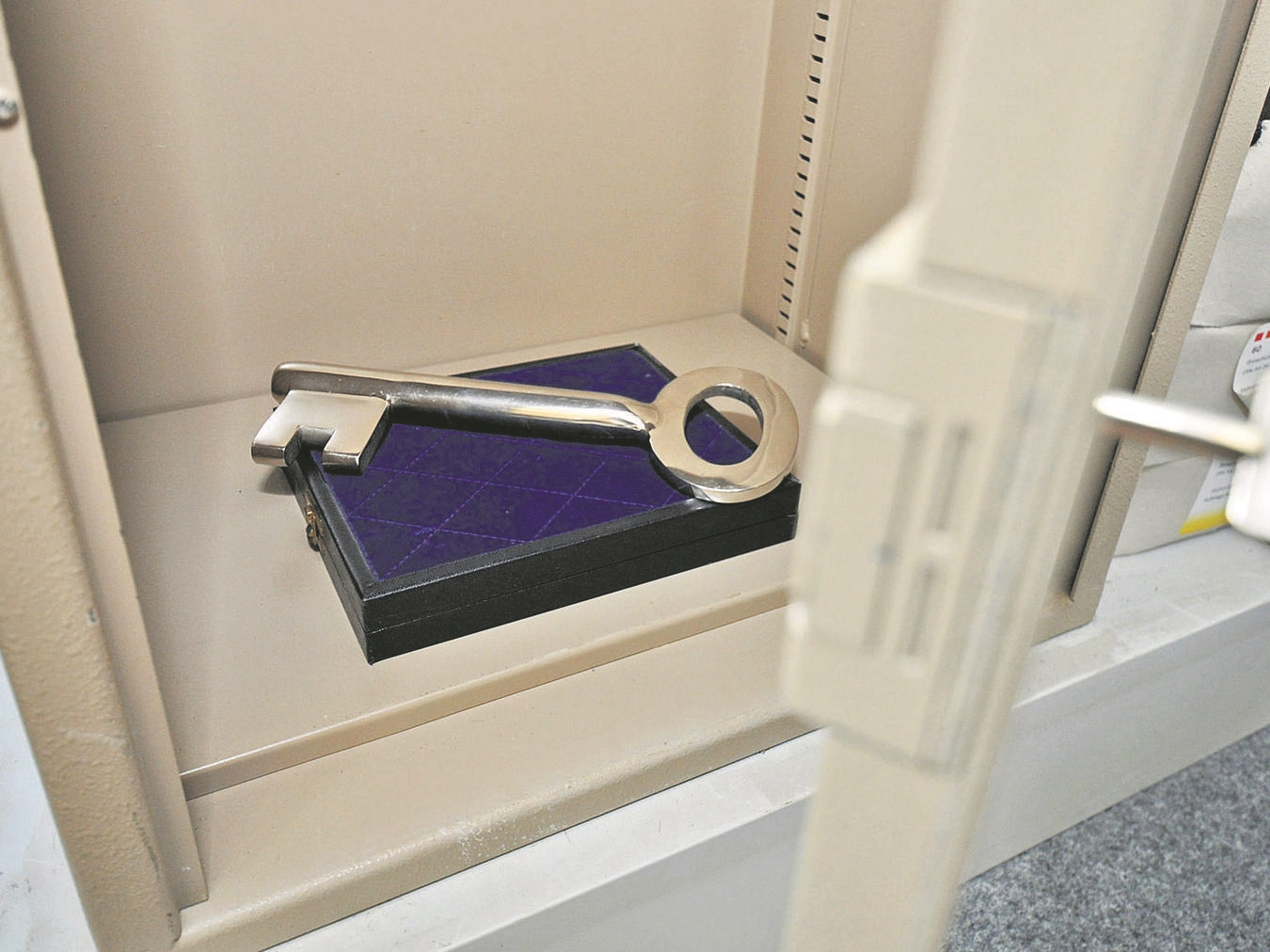 Das Objekt der „Begierde“: Der silberne Rathausschlüssel, der noch gut im Tresor verwahrt ist. Foto: Stadt Goch