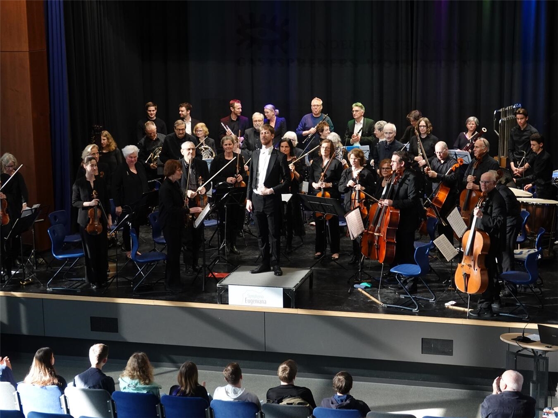 Orchester Symphonia Eugeniana mit Dirigent Manuel Gottschlich bei einer Aufführung.